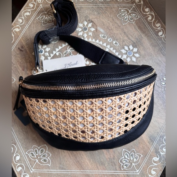 NWT Black and Tan Woven Straw Crossbody Bag Universal Thread - Picture 2 of 3